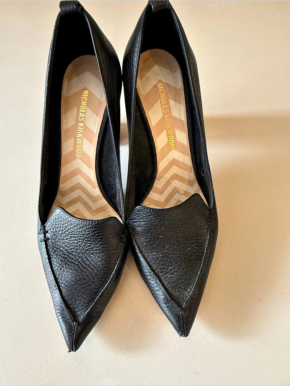 Nicholas Kirkwood Grained Leather Pump - size 8 / Black and Gold